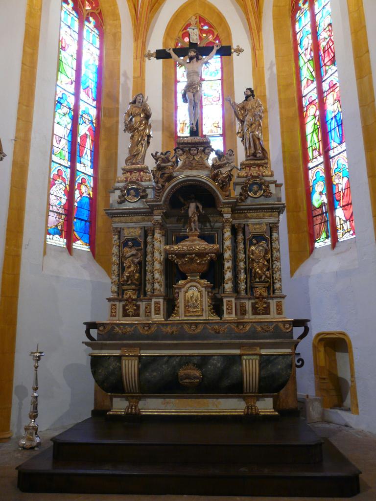 ensemble du retable du maître-autel : retable architecturé, autel tombeau, gradin d'autel, tabernacle, statues (8)
