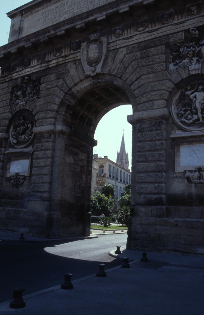 porte de ville en forme d'arc de triomphe