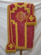ensemble d'un ornement rouge : chasuble, étole de clerc, manipule, voile de calice, bourse de corporal