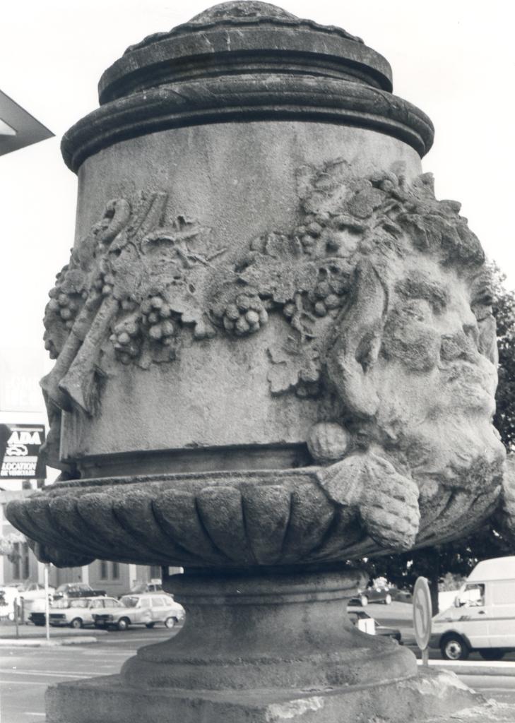 2 vases décoratifs
