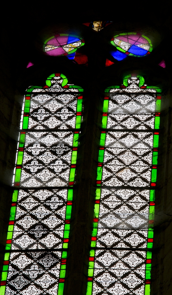 ensemble des verrières anciennes de l'église Saint-Luperc