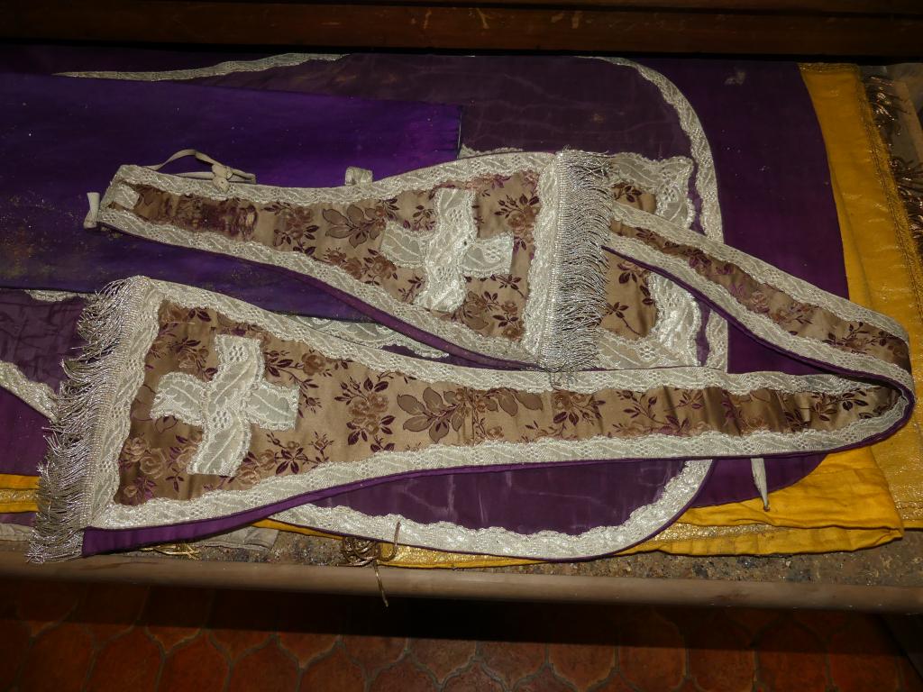 chasuble, étole, manipule, voile de calice et bourse de corporal (ornement violet)