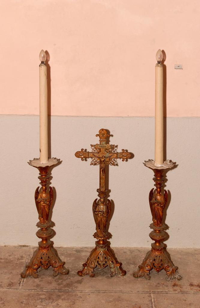 ensemble de la garniture d'autel : croix d'autel et 6 chandeliers d'autel