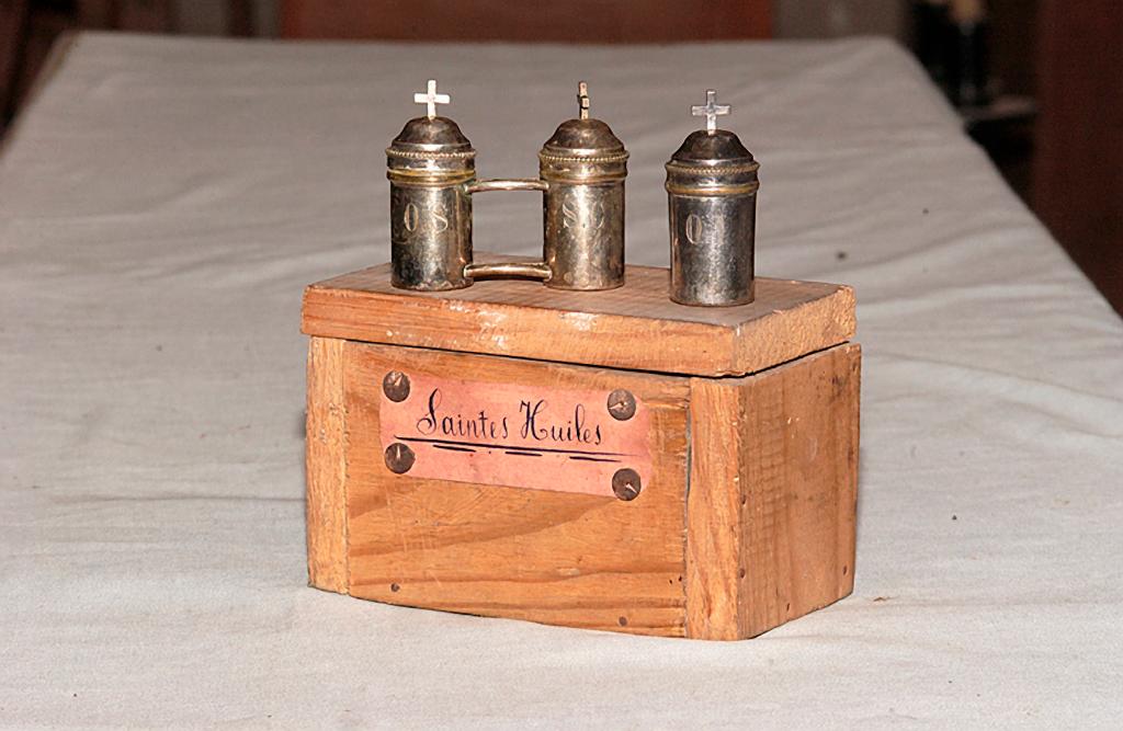 ensemble de 3 ampoules au saintes huiles : ampoule à huile des catéchumènes, ampoule à saint chrême et ampoule à huile des malades