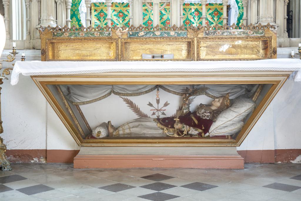 statue gisant : sainte Eugénie.