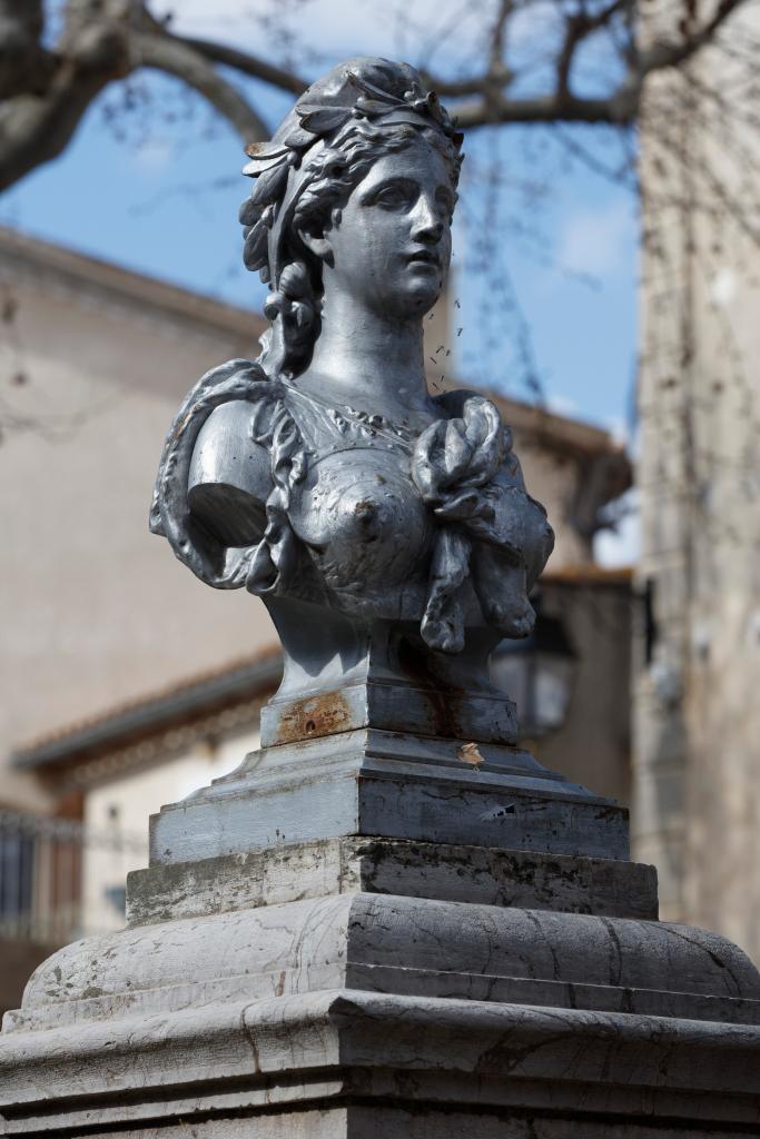 fontaine avec buste de Marianne