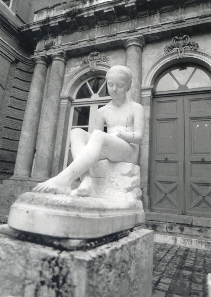 statue de la jeune fille à l'escargot