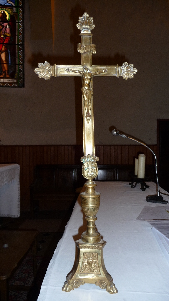 croix d'autel ; chandeliers (4) du Christ en croix