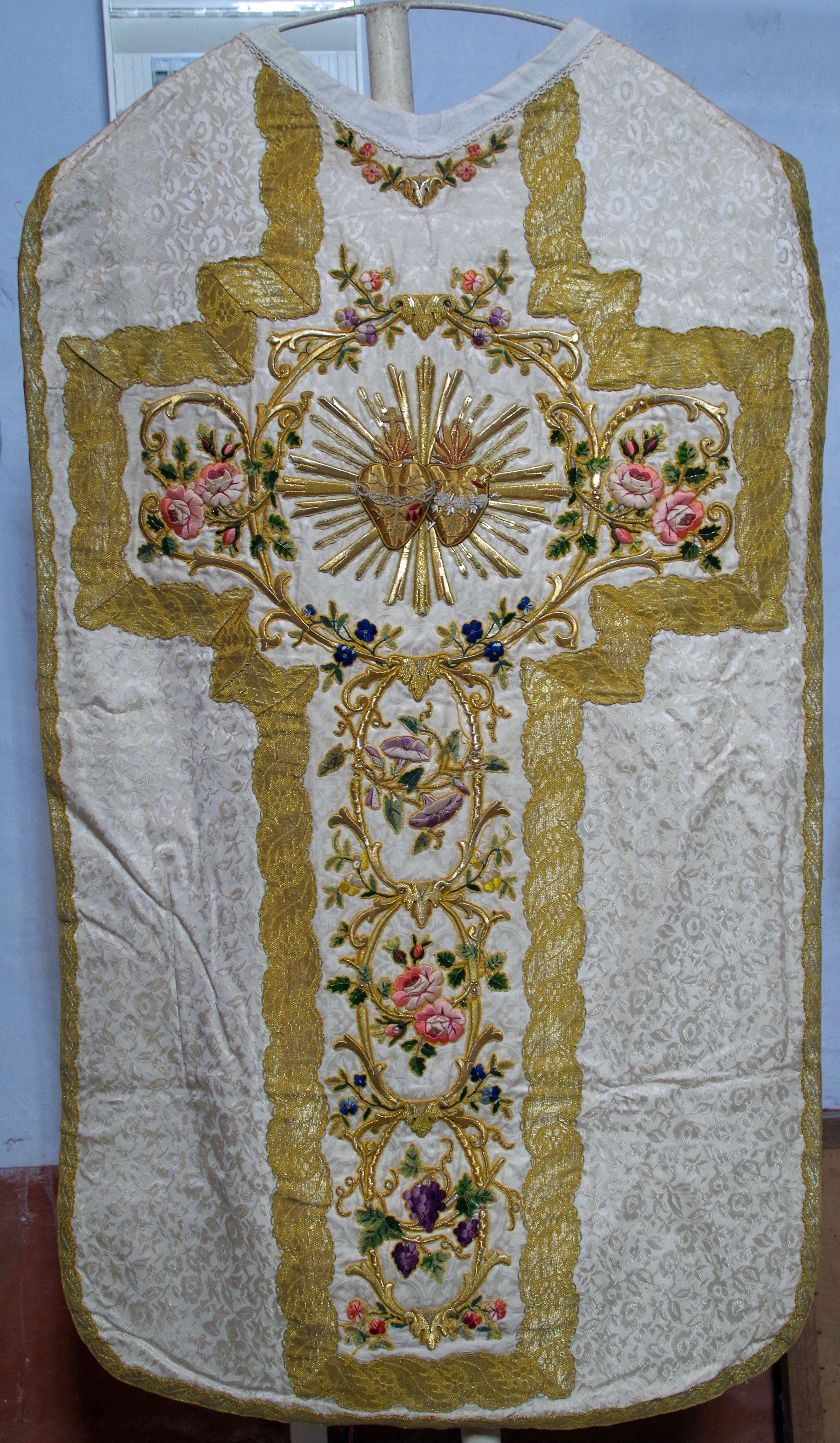 sommaire des textiles de l'église de Vic