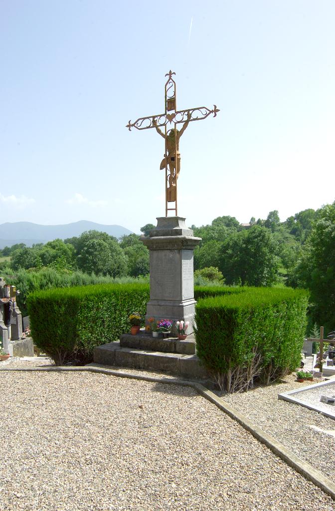 monument aux morts (croix de cimetière) de la guerre de 1914-1918 et de la guerre de 1939-1945 et statue (grandeur nature) de Christ en croix