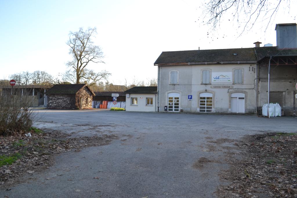 ancienne gare, actuellement silos et bureaux