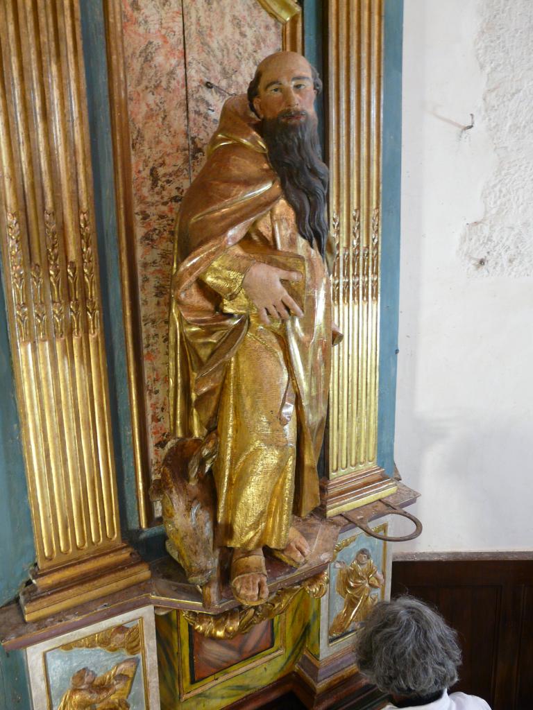 ensemble du retable du maître-autel : autel tombeau, 2 gradins d'autel, tabernacle-exposition architecturé de forme pyramidale, 3 hauts-reliefs : La Crucifixion, 2 statues : Saint Roch et Saint Antoine