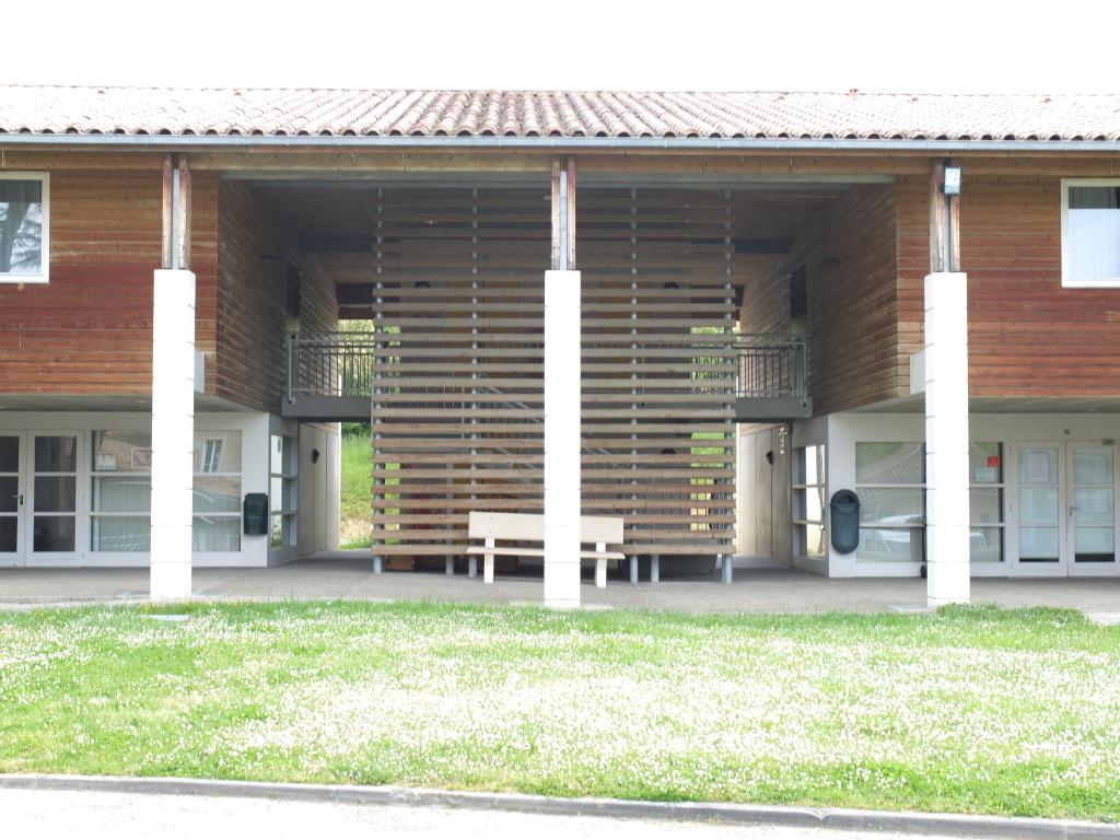 château, puis école des Frères de l'Instruction Chrétienne de Ploërmel, puis école ménagère agricole, aujourd'hui lycée d'enseignement général, technologique et agricole d'Auch Beaulieu-Lavacant