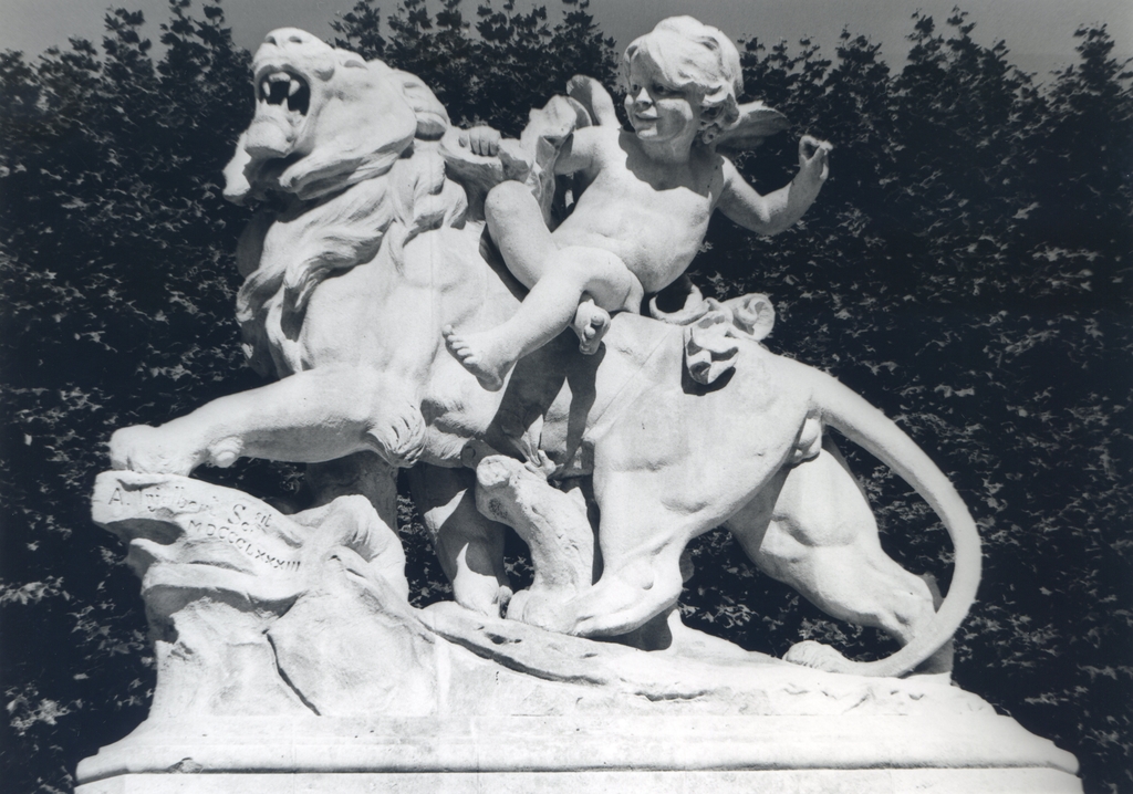 2 groupes sculptés : lions et amours