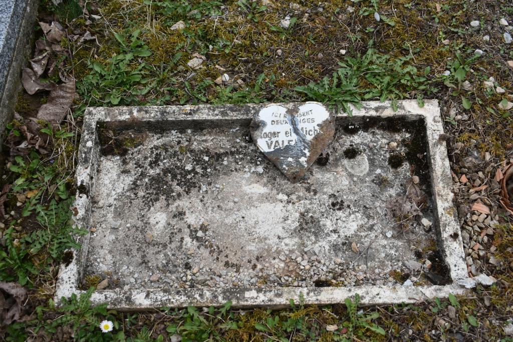 Secteur 1 : tombe d'enfant, avec plaque émaillée portant l'inscription "Ici reposent deux anges".