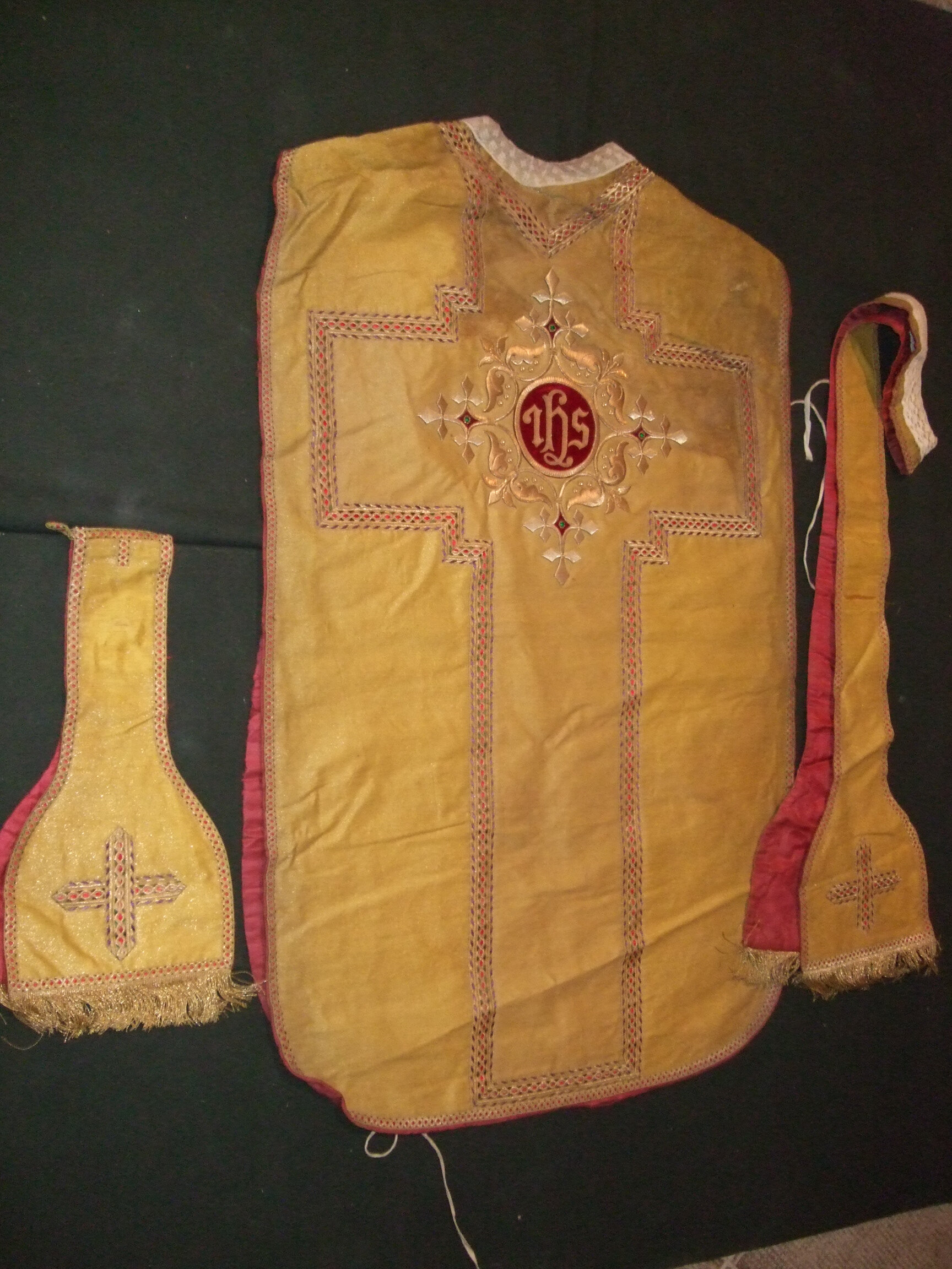 Ornements dorés : chasuble ; manipules (2) ; étole