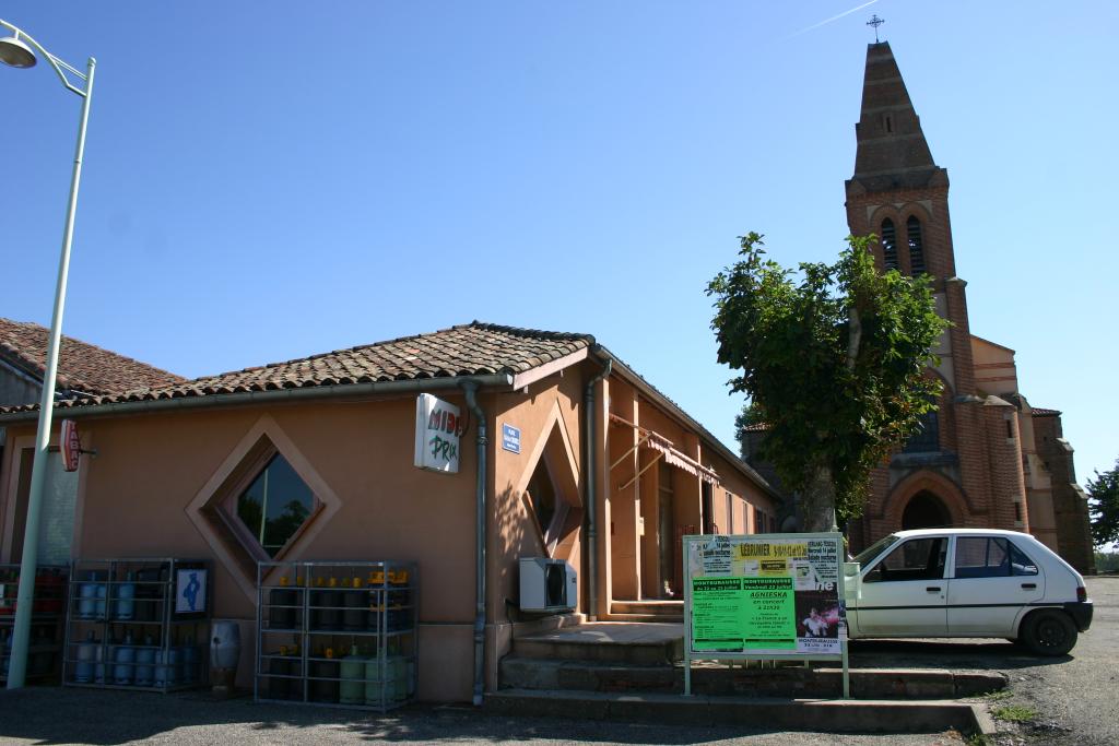 ancienne mairie et école, actuellement maisons et magasin de commerce