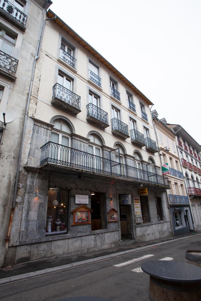 Pension Derrey, actuellement Galerie des Princes et immeuble à logements