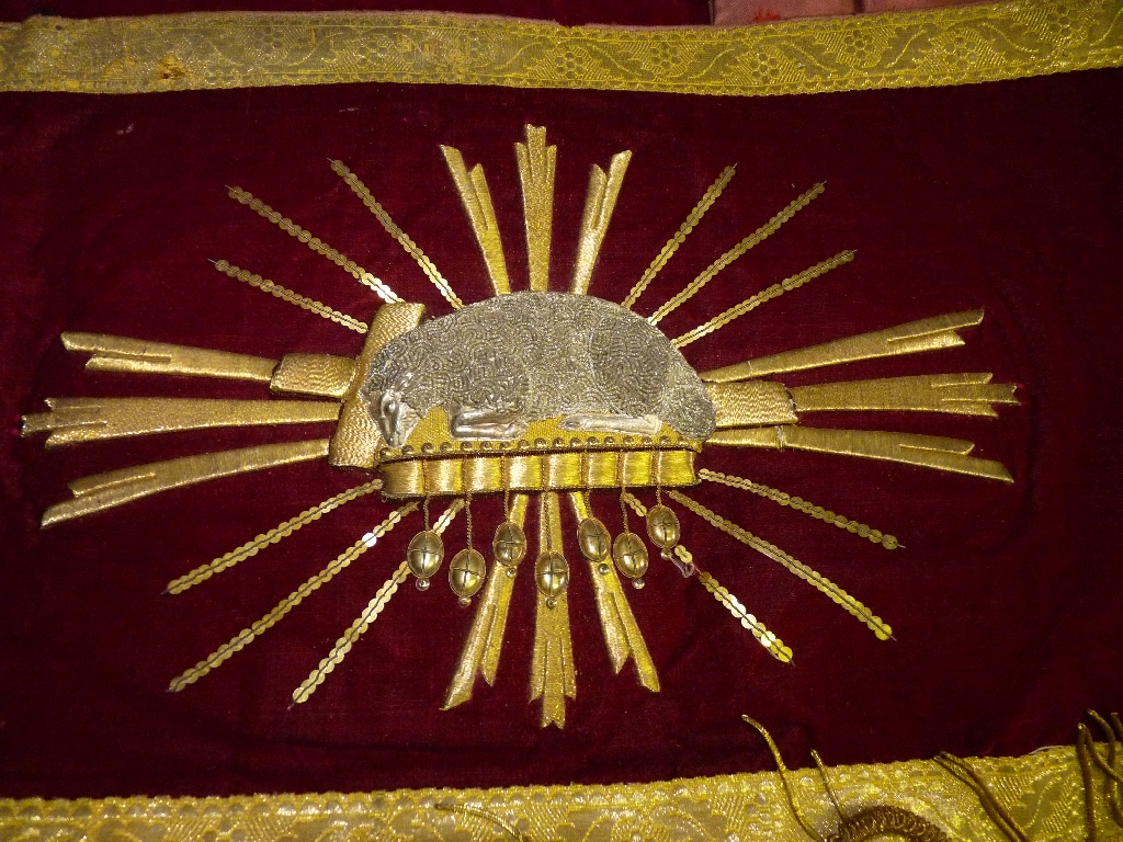 vêtements liturgiques ; chasubles ; étoles; voiles de calice ; manipules ; bourses ; nappes d'autel forfait sacristie