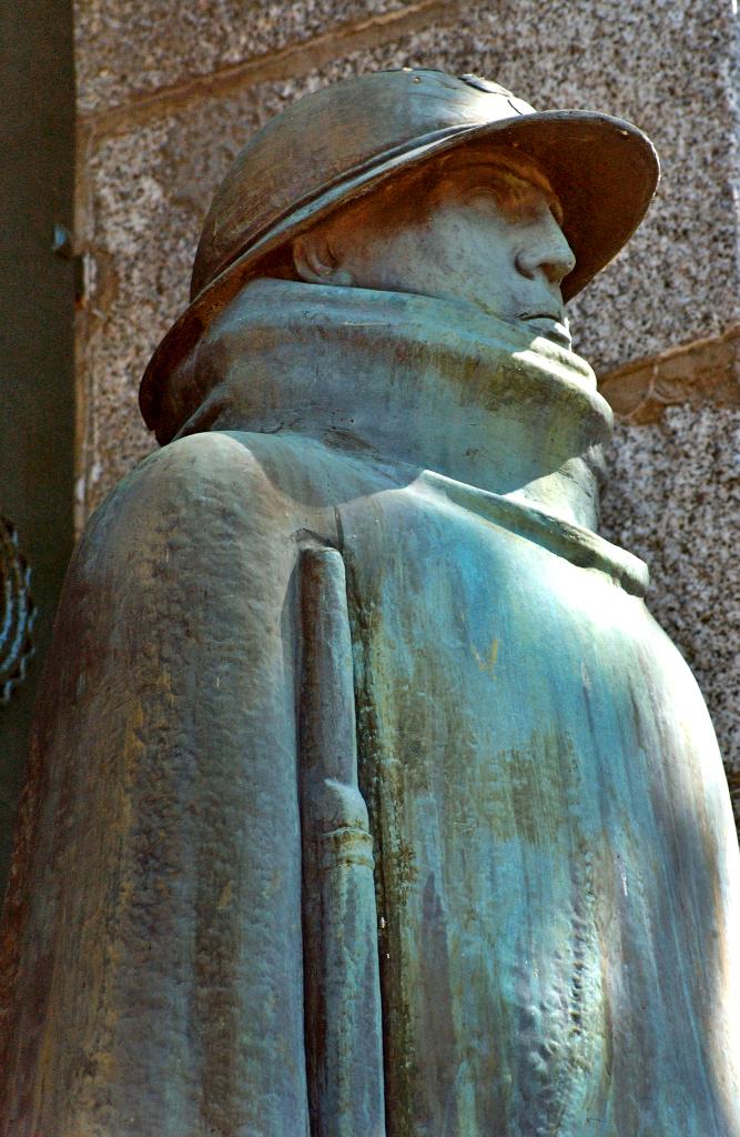 statue de Poilu (figure colossale)