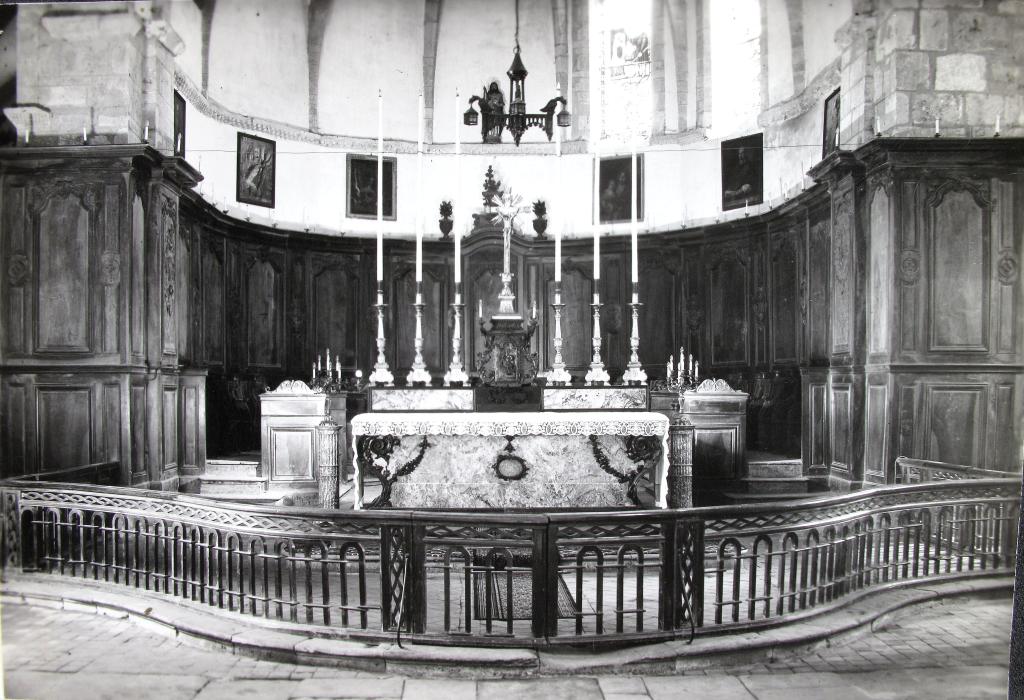 ancienne abbatiale bénédictine actuellement église paroissiale Saint-Pierre
