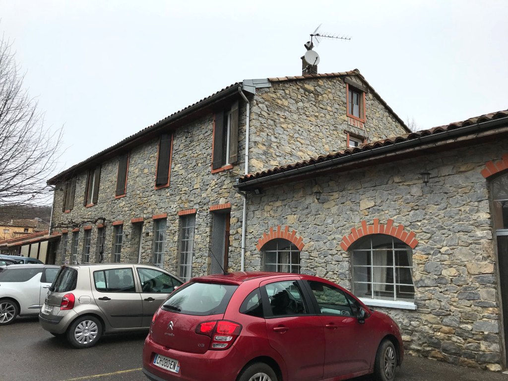 fabrique de peigne en corne Corneil, puis Razeyre-Massat puis Coopérative ariégeoise du peigne, actuellement maison de retraite Lausada