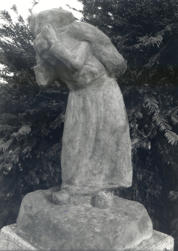 statue de vieille femme portant un fardeau