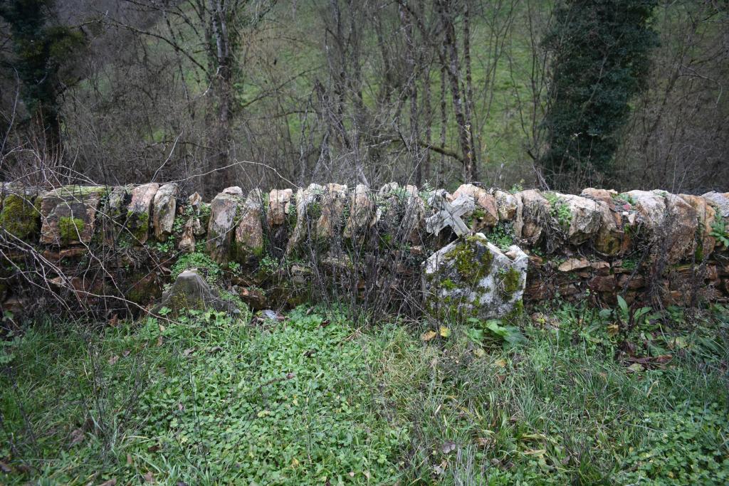 ancien cimetière d'Ampiac, aujourd'hui verger OK VERIFIER ARCHIVES