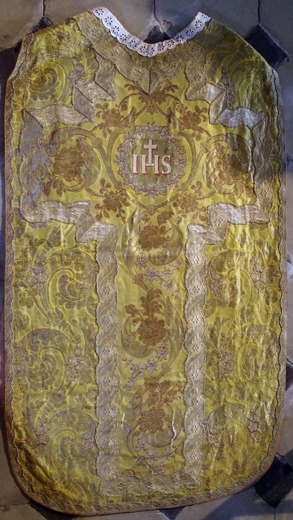 sommaire des textiles de l'église de Saint-Brès