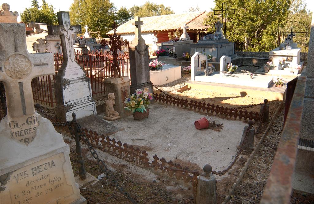 tombeaux de la famille Alard et sa statue (statuette) : Angelot en prière