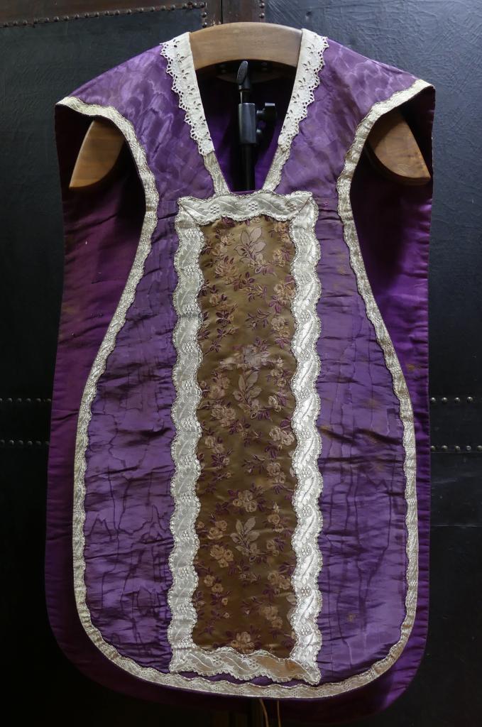 chasuble, étole, manipule, voile de calice et bourse de corporal (ornement violet)