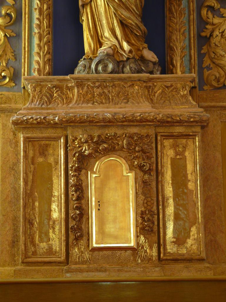 ensemble de l'autel secondaire dédié à la Vierge du Rosaire : retable architecturé, autel tombeau, gradin d'autel, statue : Vierge du Rosaire