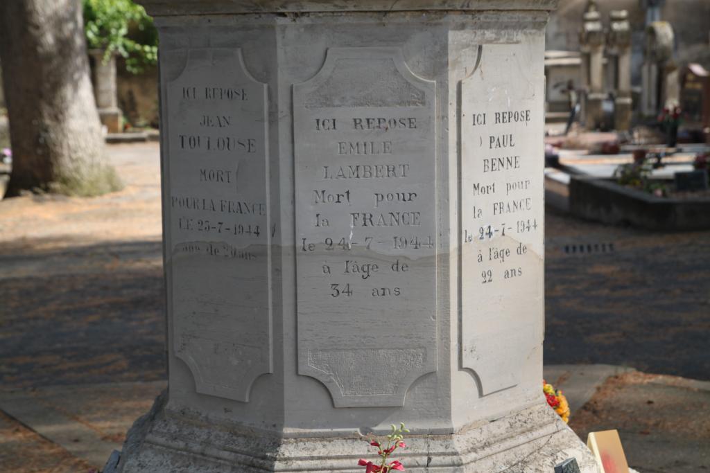 ensemble de 2 monuments aux morts et une croix monumentale à la mémoire des militaires morts au combat