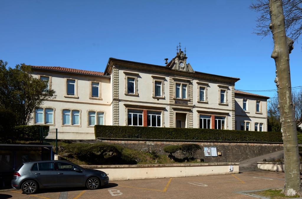 groupe scolaire et mairie, puis groupe scolaire