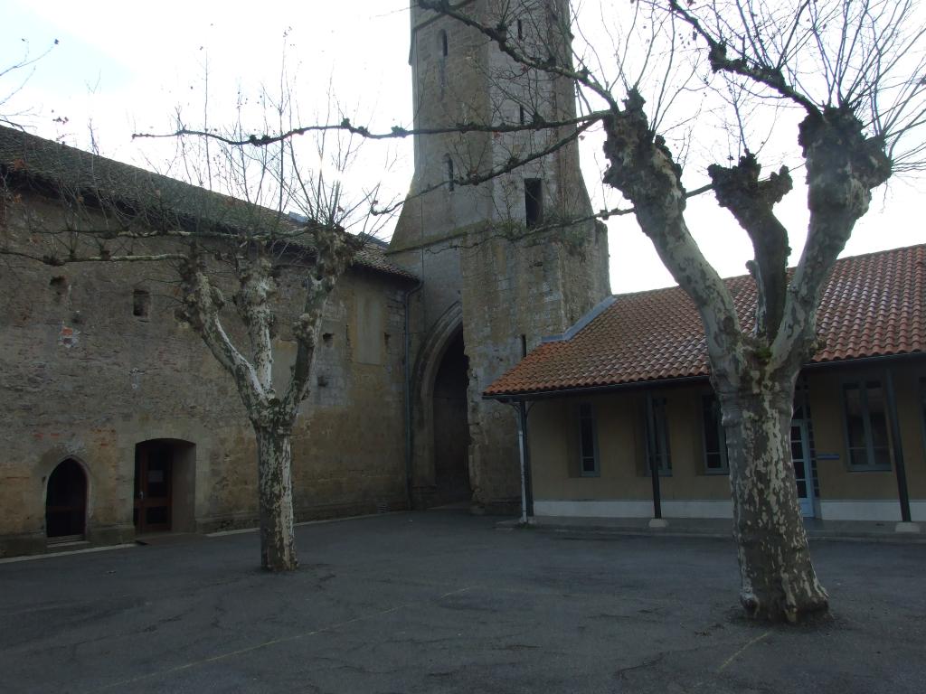 ancien couvent de chanoines réguliers de saint Augustin actuellement école et salle de cinéma