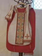 ensemble d'un ornement blanc : chasuble, étole de clerc, manipule, voile de calice et bourse de corporal