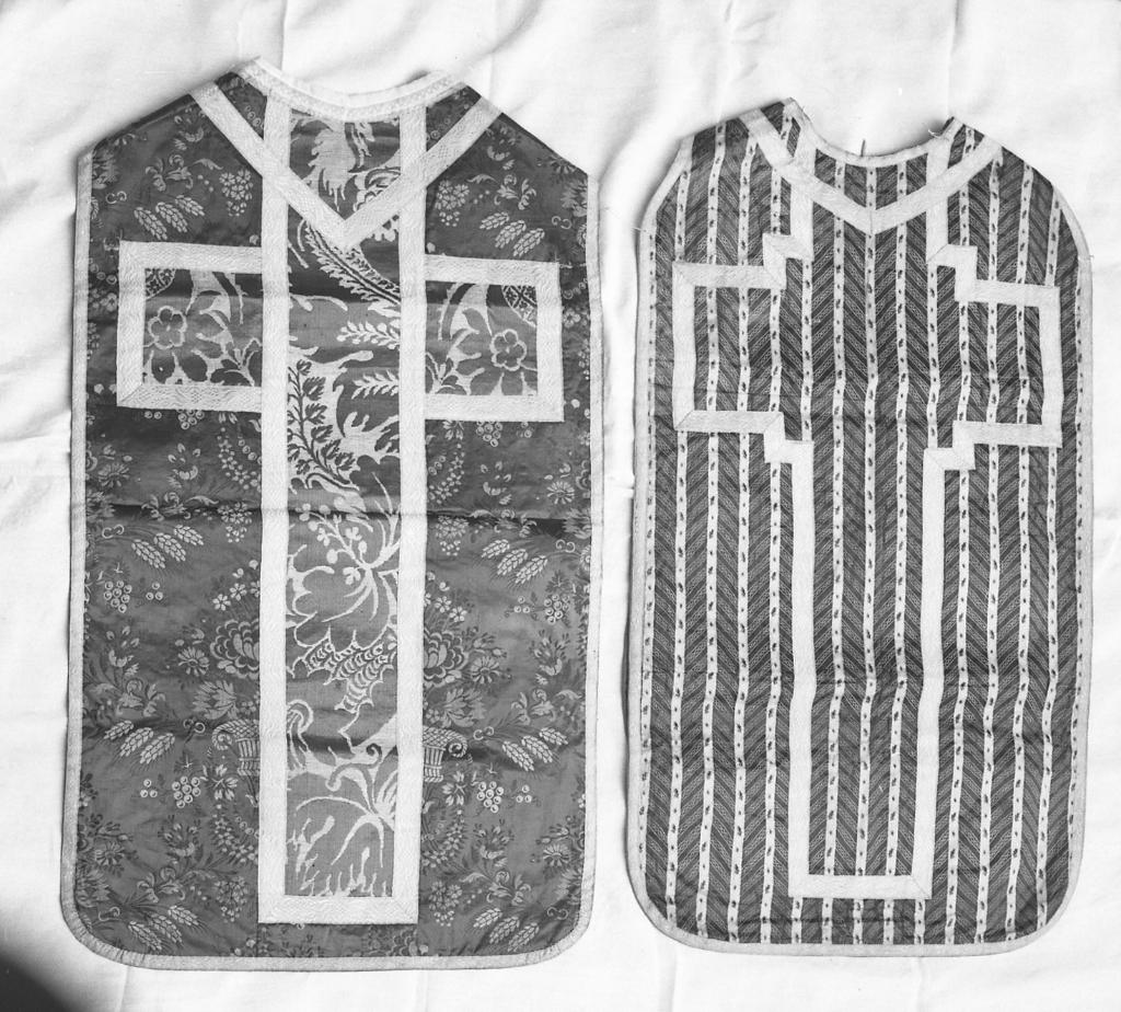 chasuble rouge et bourse de corporal