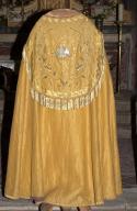 ensemble d'un ornement en drap d'or, de style néo-gothique : chasuble, chape, étole et manipule, voile de calice et bourse de corporal