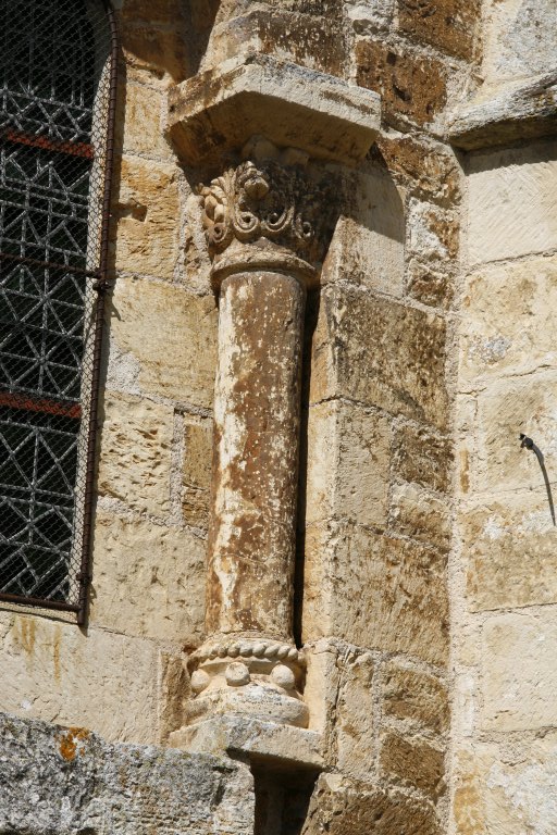 prieuré de bénédictins Saint-Etienne puis Saint-Laurent, puis église paroissiale Saint-Laurent