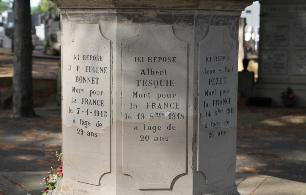 ensemble de 2 monuments aux morts et une croix monumentale à la mémoire des militaires morts au combat