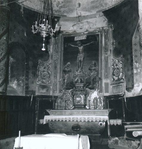 ensemble du retable du maître-autel : autel tombeau, gradin, tabernacle à aile, tableau : La Crucifixion