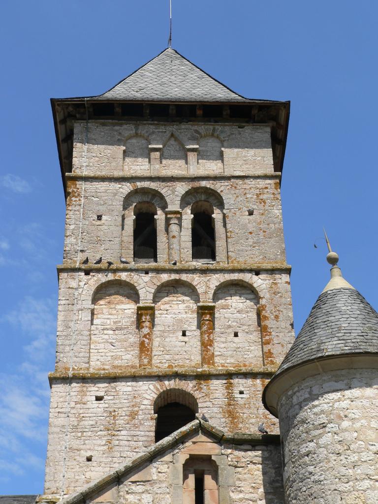 église paroissiale Saint-Namphaise puis Saint-Rémy , prieuré de bénédictins puis de chanoines de Saint-Augustin