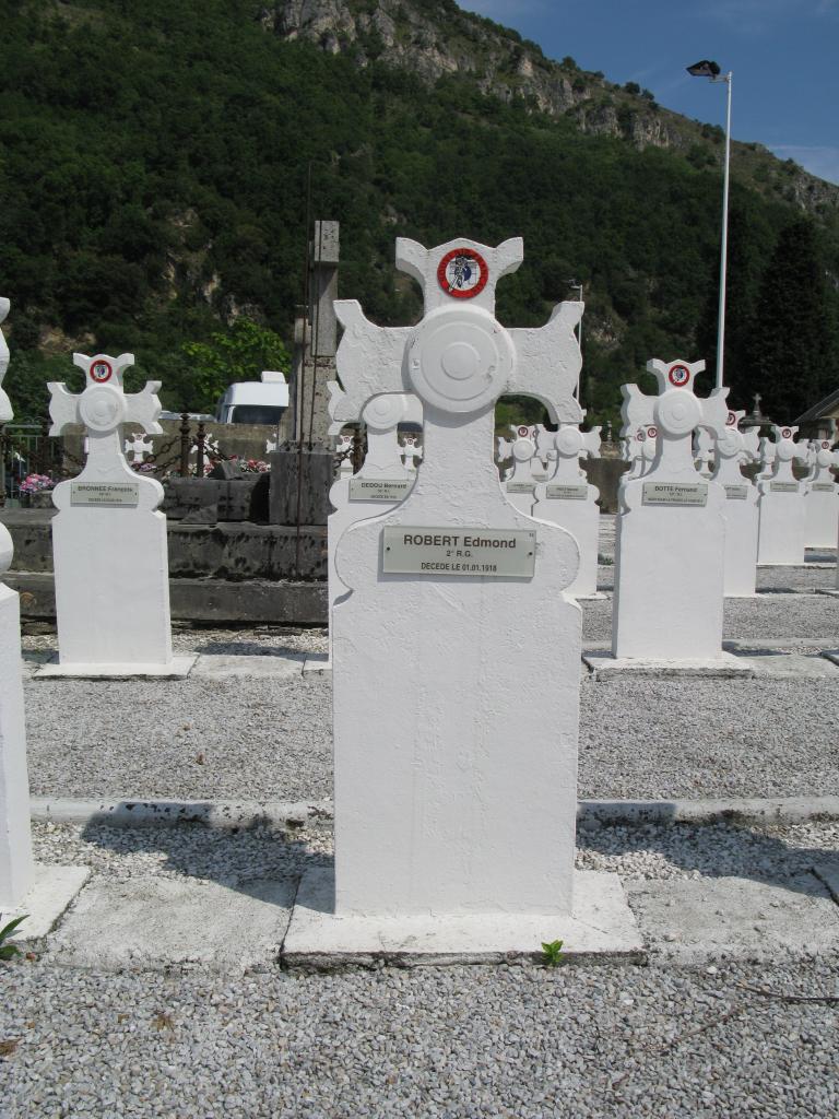 monument commémoratif de la guerre de 1914-1918, de la guerre de 1939-1945, de la guerre de 1946-1954 et de la guerre de 1954-1962, carré militaire et 12 tombeaux