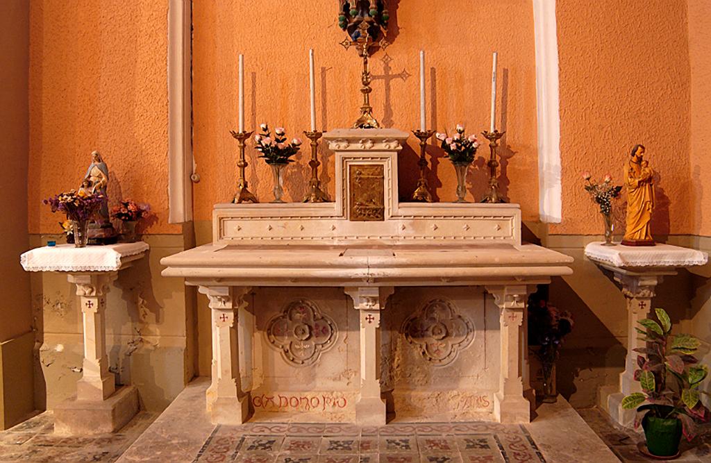 ensemble de l'autel secondaire de saint Joseph, de style néo-gothique : autel tombeau, gradin d'autel, tabernacle et ses deux piédestaux