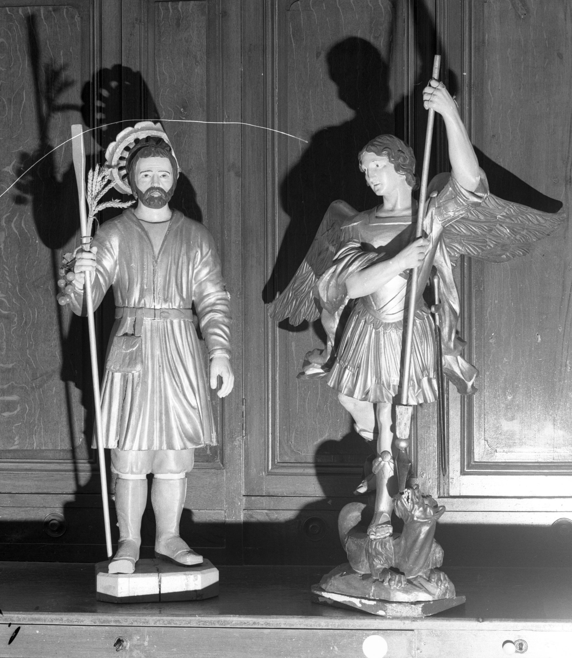 statue de saint Michel terrassant le dragon