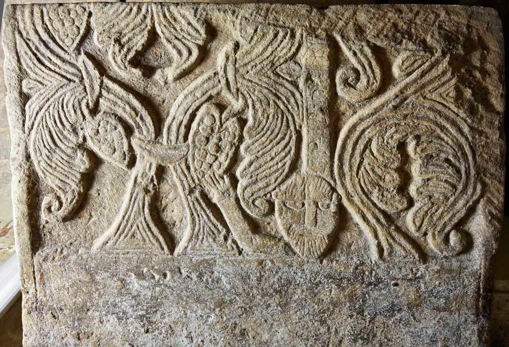 bas-relief : plaque de chancel ou devant d'autel ?