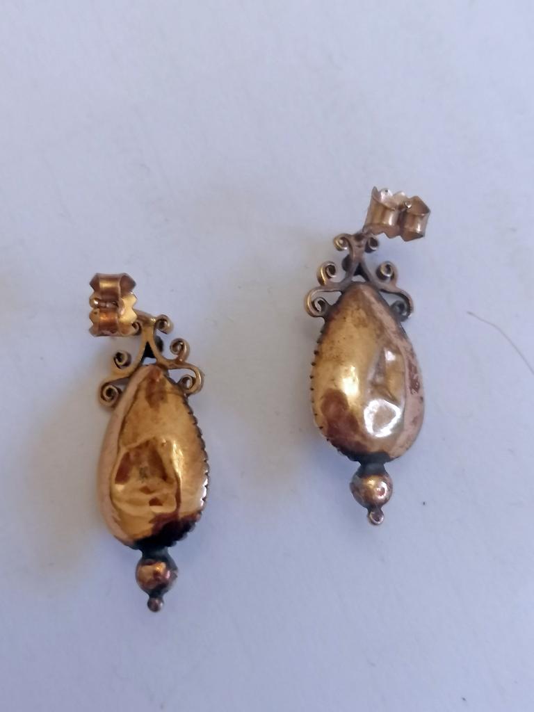 Paire de boucles d'oreilles dites "dormeuses"