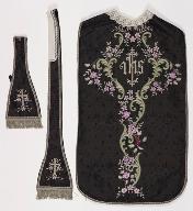 chasuble noire avec un manipule et une étole (n° 27)