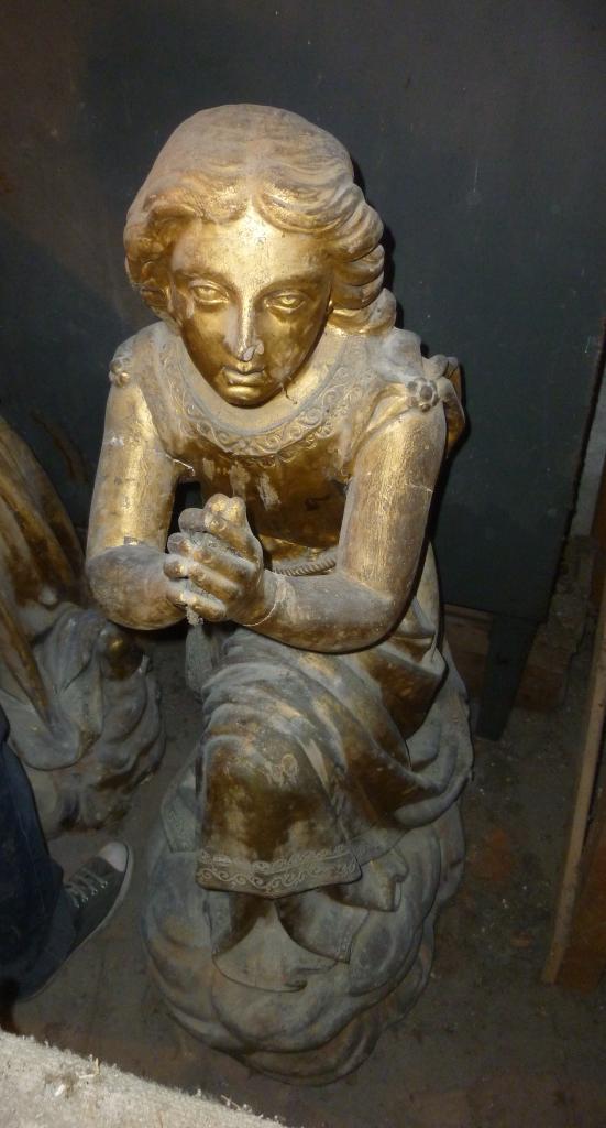 ensemble de deux anges adorateurs