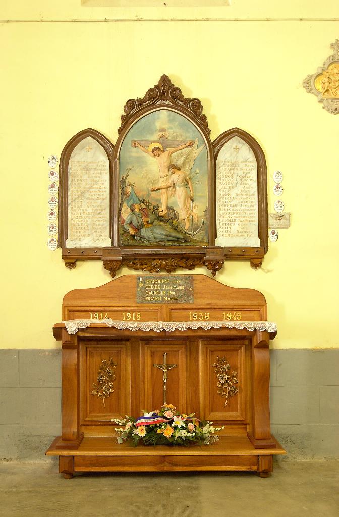 ensemble de l'autel, du monument aux morts, des plaques commémoratives de la guerre de 1914-1918 et de la guerre de 1939-1945, et de la statue de Jeanne d'Arc (grandeur nature)
